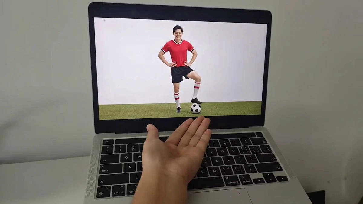 Футболист выпрыгивает из экрана