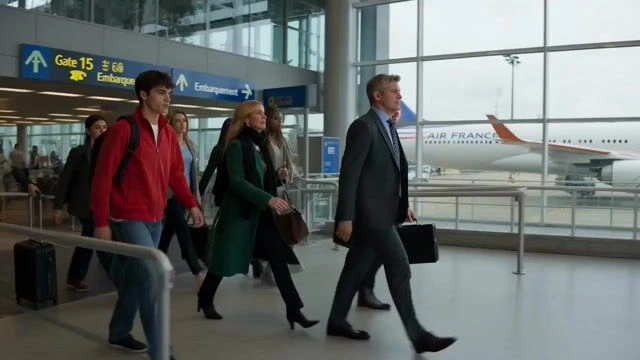 Самолёт взлетает с надписью «Prompt Airways» на сцене