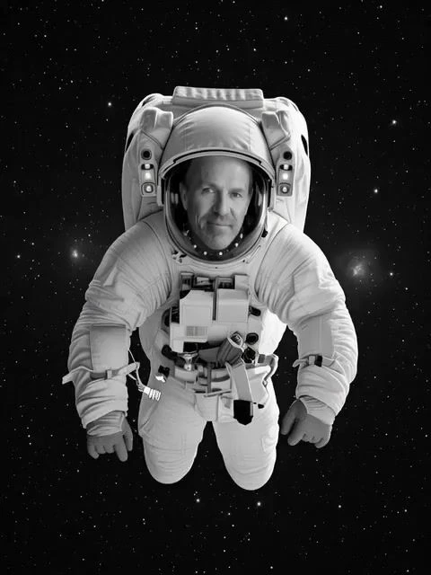 Парение в космосе в костюме SpaceX Tesla