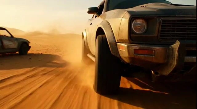 Трекинговый кадр бронированного muscle car в пустыне