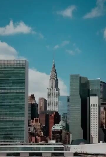 Приближение к окну здания Chrysler, за которым виден старик