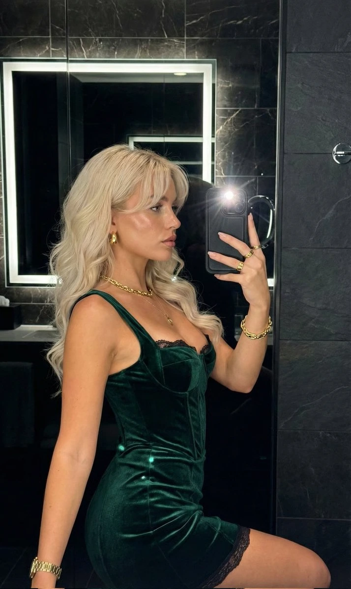 Селфи в зеркале в стиле Night Luxe со вспышкой