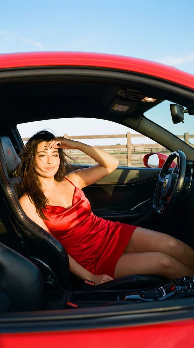 Золотой час: интерьер Ferrari в модной съёмке