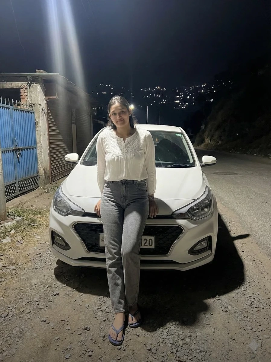 Высококонтрастный ночной портрет у авто
