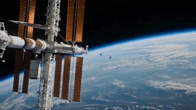 Sci-fi драма: космонавт в открытом космосе