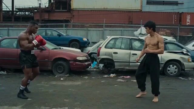 Боксёр против бойца джиу-джитсу на свалке