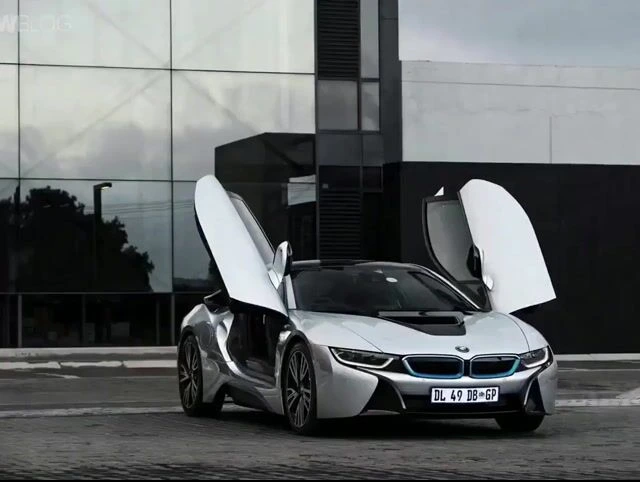 Seedance 2.0: Кинематографичный гиперреализм: Серебристый BMW i8
