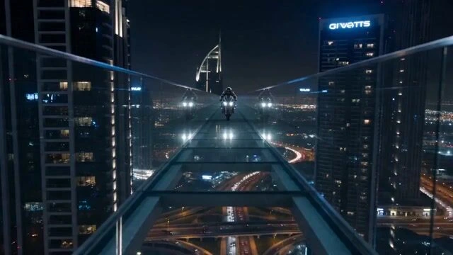 Запрос на трюк с мотоциклом на небесном мосту Дубая