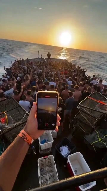 POV рыбацкой лодки в толпе для Seedance 2.0