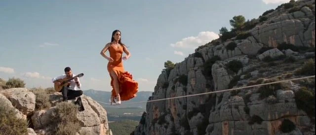 Фламенко-танцовщица на slackline