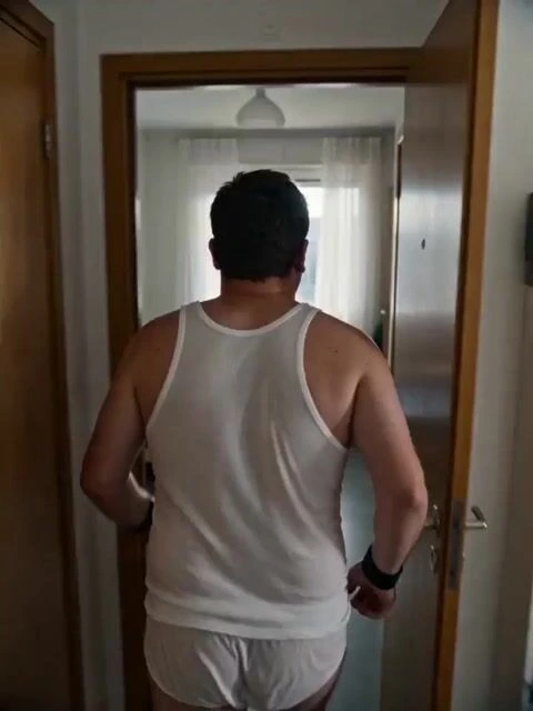 Промпт для видео с брутальной эстетикой 35мм плёнки