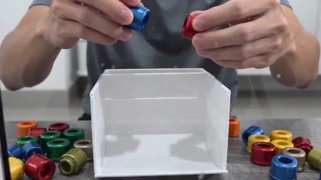 Промпт для видео «Ребёнок с iPad и пальцы в Cheetos»