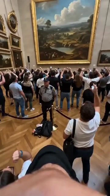 Эстетика мобильной камеры в музейной толпе