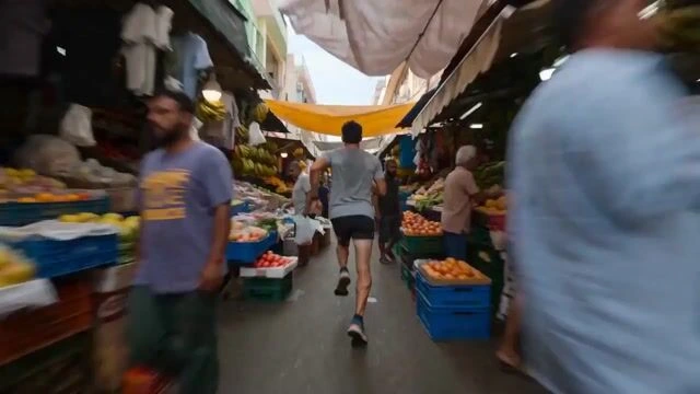Бегун, бегущий через людный рынок