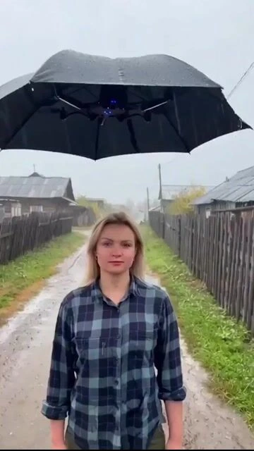 Сельская сцена: Женщина идет под дождем