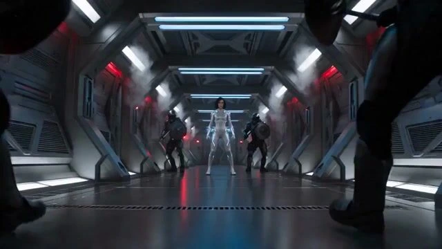 Sci-Fi экшн: Женщина в адаптивном костюме против тактических исполнителей