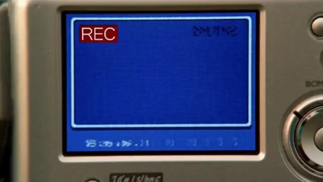 Y2K-вечеринка у бассейна: видеопромпт для Seedance 2.0