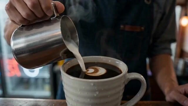 Бариста токийской кафе: макро latte art