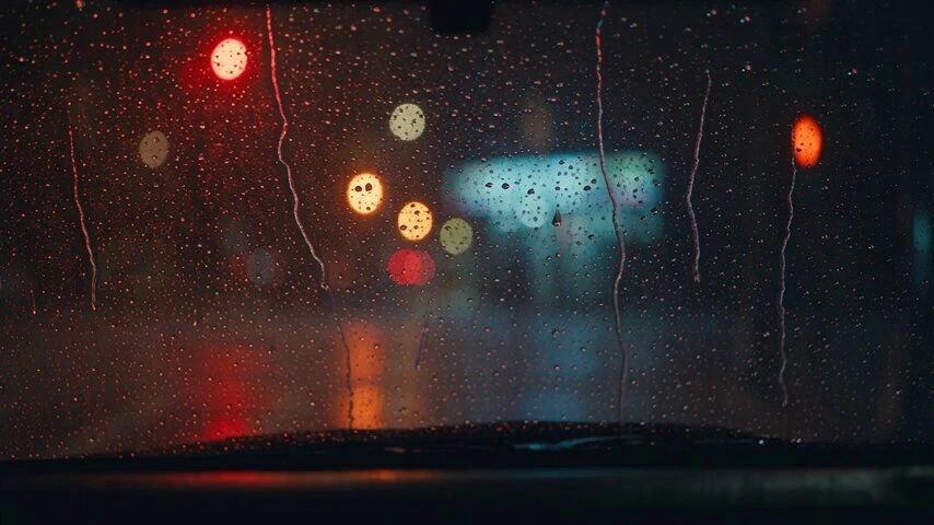 Фокус через дождливый windshield