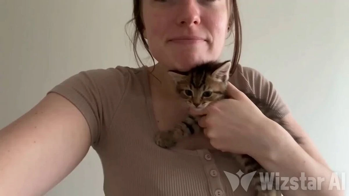 Селфи женщины и котёнка с взаимодействием